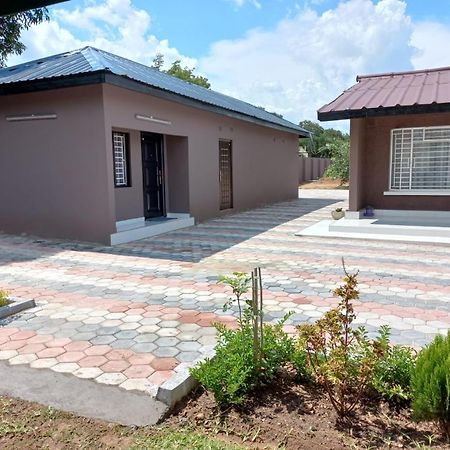 Kasuda Three Bedrooms House In Livingstone Exterior photo