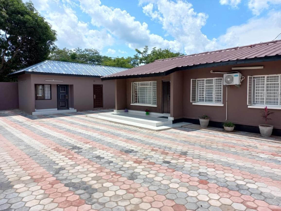 Kasuda Three Bedrooms House In Livingstone Exterior photo