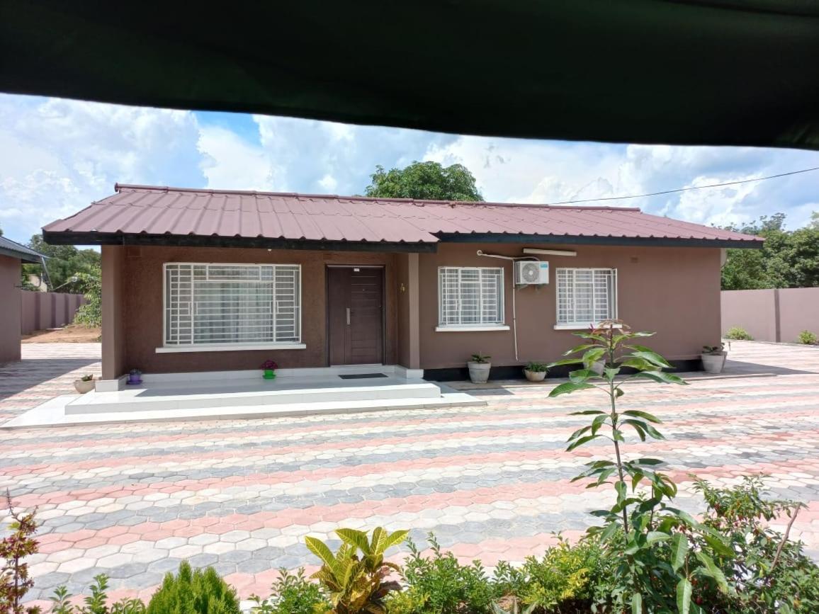 Kasuda Three Bedrooms House In Livingstone Exterior photo