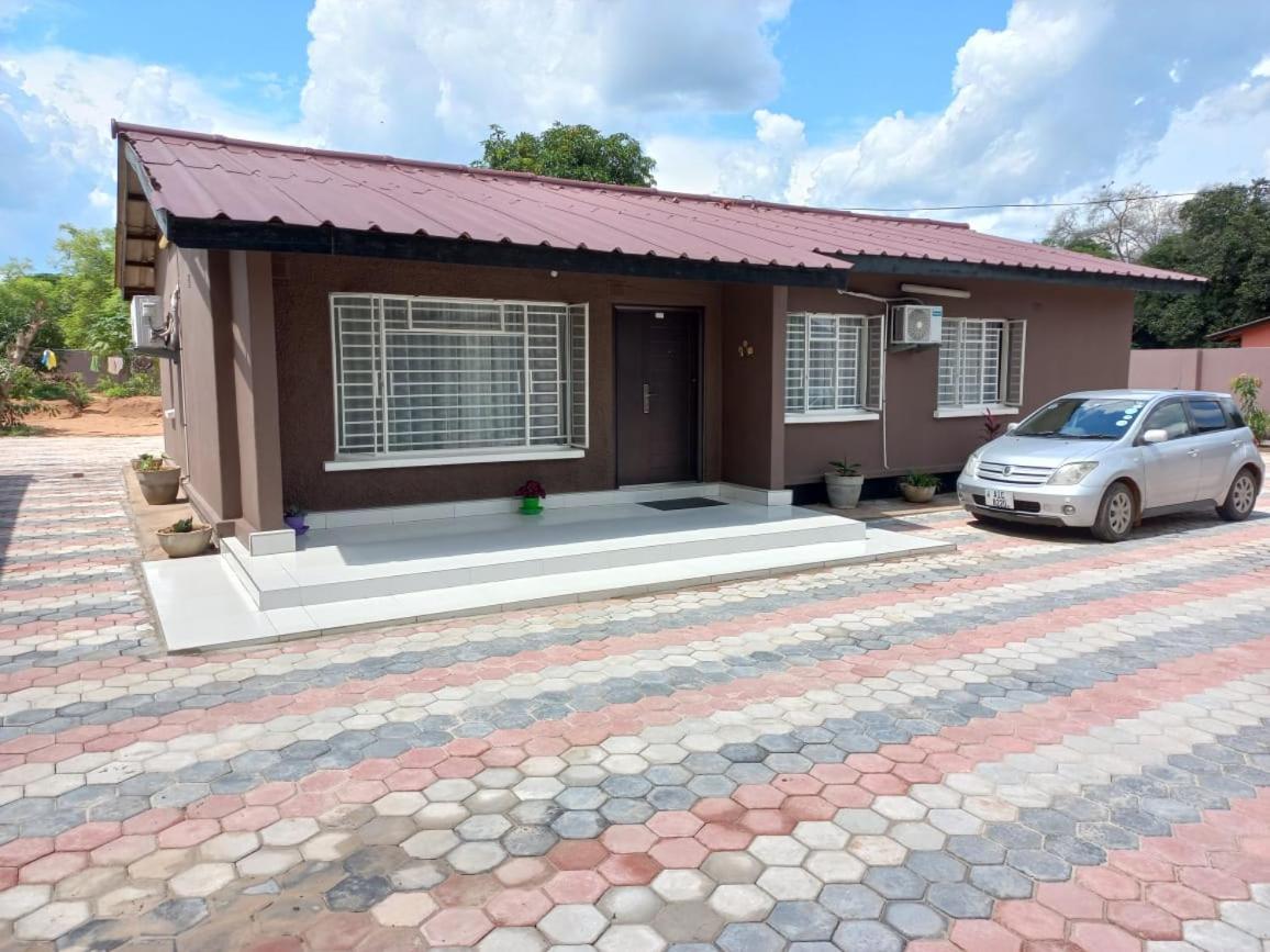 Kasuda Three Bedrooms House In Livingstone Exterior photo